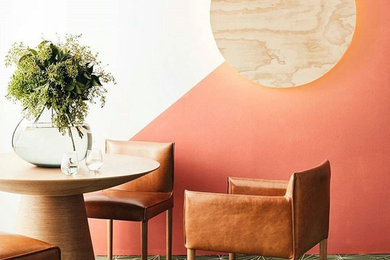 На фото: столовая в современном стиле с оранжевыми стенами с