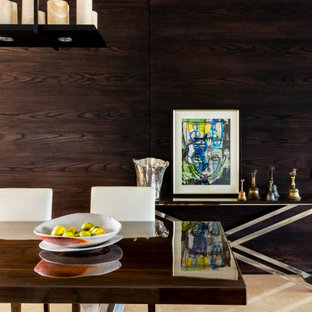 Idee per una sala da pranzo contemporanea con pavimento beige e pareti in legno