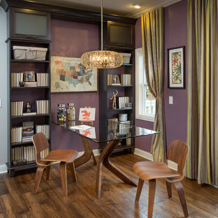 Cette image montre une salle à manger traditionnelle avec un mur violet.