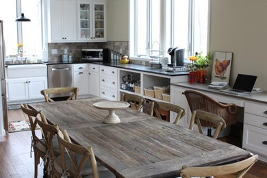 Idéer för att renovera ett mellanstort lantligt kök med matplats, med mellanmörkt trägolv, beige väggar och brunt golv