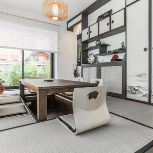Modelo de comedor de estilo zen, de tamaño medio, cerrado, con paredes blancas, suelo gris y suelo de bambú