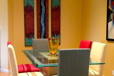 フェニックスにある低価格の小さなコンテンポラリースタイルのおしゃれなダイニングキッチン (黄色い壁、淡色無垢フローリング、標準型暖炉、タイルの暖炉まわり) の写真