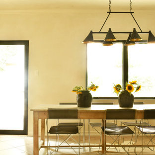 Ispirazione per una sala da pranzo aperta verso la cucina minimal di medie dimensioni con pareti beige, pavimento in gres porcellanato, pavimento beige e nessun camino
