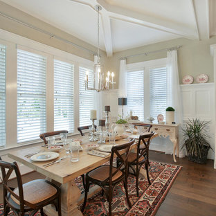 Modelo de comedor de cocina de estilo americano, de tamaño medio, sin chimenea, con paredes beige y suelo de madera oscura