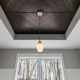 Imagen de comedor de cocina de estilo americano, de tamaño medio, con paredes grises, suelo laminado y suelo marrón