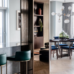 Exempel på ett stort retro kök med matplats, med grå väggar, ljust trägolv, en dubbelsidig öppen spis, en spiselkrans i metall och grått golv