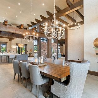 Diseño de comedor de estilo americano, abierto, con paredes beige y suelo gris