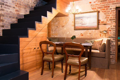 チャールストンにある小さなトラディショナルスタイルのおしゃれなダイニングキッチン (茶色い壁、淡色無垢フローリング、茶色い床) の写真
