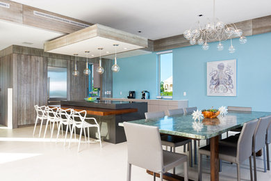 Foto de comedor de cocina actual grande sin chimenea con paredes azules, suelo de baldosas de porcelana y suelo blanco