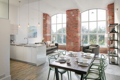 Foto di una sala da pranzo aperta verso il soggiorno contemporanea di medie dimensioni con pareti bianche, moquette e pavimento grigio