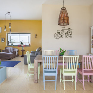Foto di una sala da pranzo mediterranea con pareti gialle