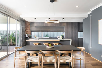 На фото: кухня-столовая в морском стиле с светлым паркетным полом, бежевым полом и серыми стенами