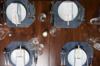 Idée de décoration pour une grande salle à manger chalet avec un mur bleu et sol en béton ciré.
