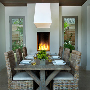 Idee per una sala da pranzo chic chiusa e di medie dimensioni con camino classico, pareti bianche, pavimento con piastrelle in ceramica e pavimento beige