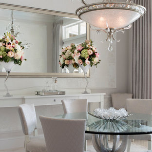 Idée de décoration pour une salle à manger tradition fermée et de taille moyenne avec un mur beige et un sol en marbre.