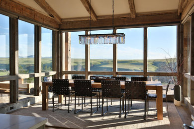 Esempio di una grande sala da pranzo aperta verso la cucina design con pareti bianche e pavimento in legno massello medio