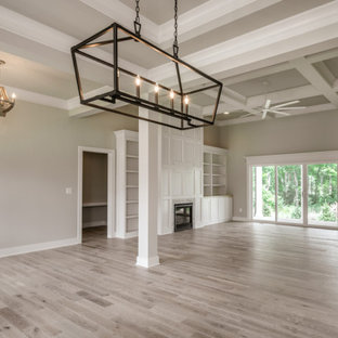 75+ Esszimmer mit gefliester Kaminumrandung und eingelassener Decke