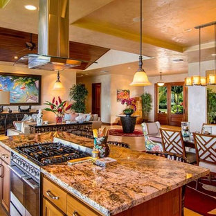 Offenes, Großes Tropenstil Esszimmer ohne Kamin mit beiger Wandfarbe, Keramikboden und beigem Boden in Hawaii