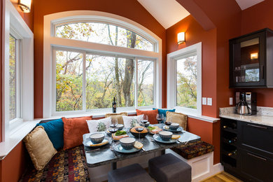 Kleine Klassische Wohnküche ohne Kamin mit roter Wandfarbe und braunem Holzboden in Washington, D.C.