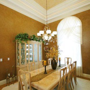 Esempio di una sala da pranzo aperta verso la cucina mediterranea di medie dimensioni con pareti beige