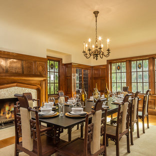 Imagen de comedor de estilo americano con marco de chimenea de madera