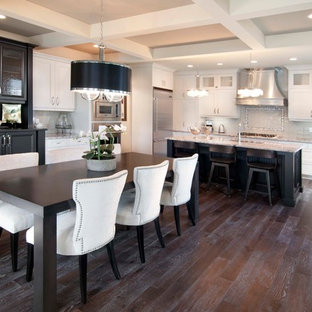Idee per una sala da pranzo aperta verso la cucina tradizionale con parquet scuro e nessun camino