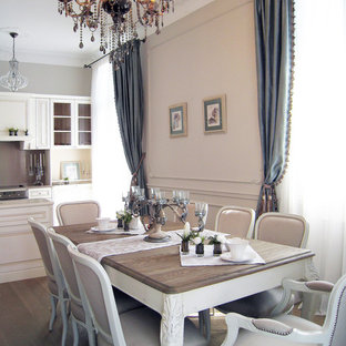 Cette photo montre une salle à manger ouverte sur la cuisine éclectique de taille moyenne avec un mur beige et un sol en bois brun.