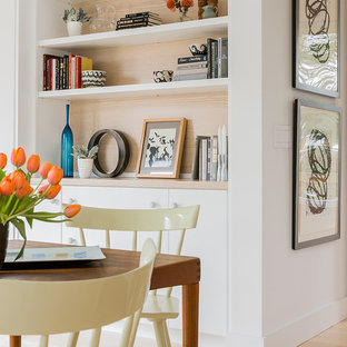 Ispirazione per una sala da pranzo aperta verso la cucina scandinava di medie dimensioni con pareti bianche e parquet chiaro