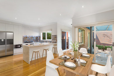 Idee per una sala da pranzo aperta verso la cucina design di medie dimensioni con parquet chiaro e pavimento marrone