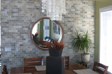 На фото: отдельная столовая среднего размера в современном стиле с серыми стенами