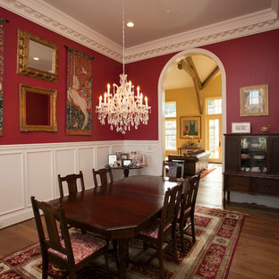 Geschlossenes, Großes Klassisches Esszimmer ohne Kamin mit roter Wandfarbe und braunem Holzboden in Portland