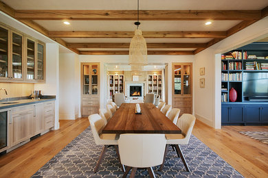 Esempio di una sala da pranzo aperta verso il soggiorno classica con pareti bianche e pavimento in legno massello medio