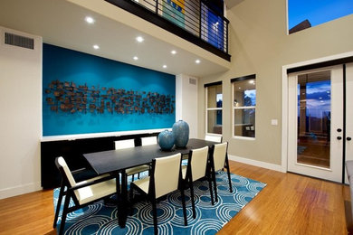 Diseño de comedor contemporáneo grande con paredes azules y suelo de madera en tonos medios