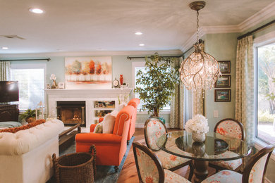 Idée de décoration pour une petite salle à manger ouverte sur le salon tradition avec un mur gris, un sol en bois brun, aucune cheminée et un sol marron.