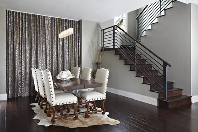 Modernes Esszimmer mit grauer Wandfarbe und dunklem Holzboden in Austin