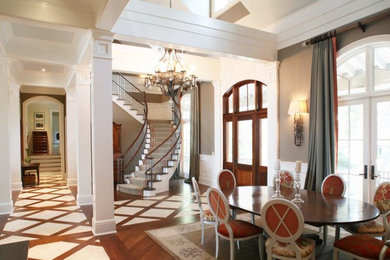 Mittelgroße Klassische Wohnküche ohne Kamin mit beiger Wandfarbe, braunem Holzboden und braunem Boden in Charleston
