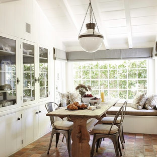 Idee per una sala da pranzo chic con pavimento in mattoni