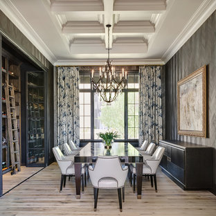 Inspiration pour une salle à manger traditionnelle avec un mur gris et un sol en bois clair.