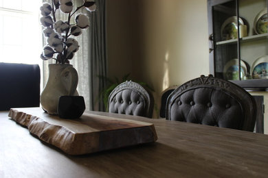Imagen de comedor clásico de tamaño medio cerrado con paredes beige, suelo de madera oscura y suelo marrón