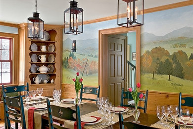 Exemple d'une très grande salle à manger éclectique fermée avec un mur multicolore, parquet clair, aucune cheminée et un sol marron.