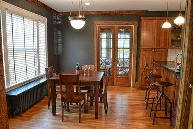 Foto de comedor de cocina tradicional de tamaño medio con paredes grises y suelo de madera oscura