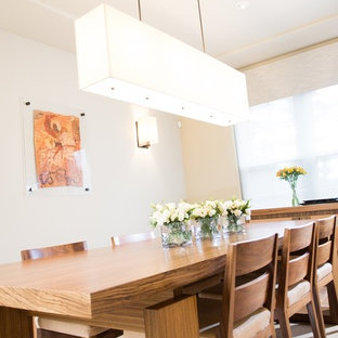 Idéer för en modern separat matplats, med vita väggar och ljust trägolv