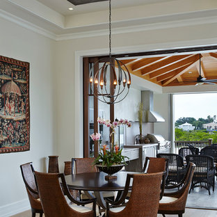 Ispirazione per una sala da pranzo mediterranea con parquet chiaro