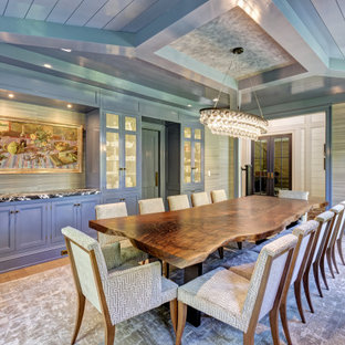 Exemple d'une salle à manger chic fermée avec un mur marron, un sol en bois brun, aucune cheminée, un sol marron, un plafond en poutres apparentes, un plafond en lambris de bois, un plafond voûté et du papier peint.