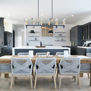 Imagen de comedor de cocina tradicional renovado, grande, sin chimenea, con suelo de madera clara, paredes blancas y suelo beige