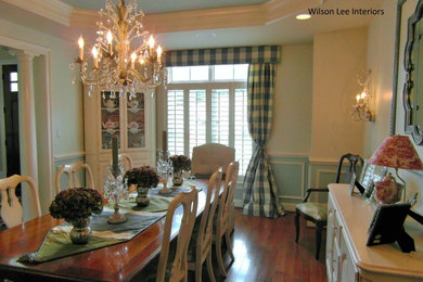 Exemple d'une salle à manger chic fermée et de taille moyenne avec un mur beige, un sol en bois brun et aucune cheminée.