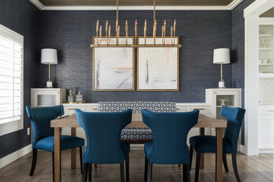 Immagine di una grande sala da pranzo tradizionale chiusa con pareti blu, pavimento in legno massello medio e pavimento marrone