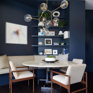 Modelo de comedor contemporáneo, pequeño, sin chimenea, con paredes azules y suelo de madera oscura