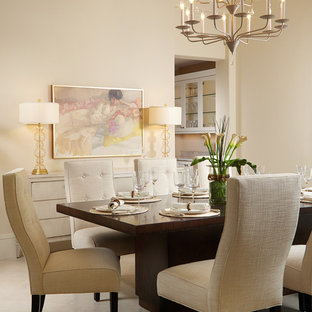 Idee per una sala da pranzo tradizionale con pareti beige e pavimento in gres porcellanato