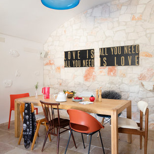 Ispirazione per una sala da pranzo mediterranea con pareti bianche